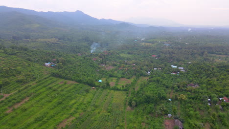 Hermoso-Paisaje-Rural-Con-Estructuras-Y-Colinas-Forestales-Durante-La-Mañana-Brumosa-En-El-Oeste-De-Bali,-Indonesia
