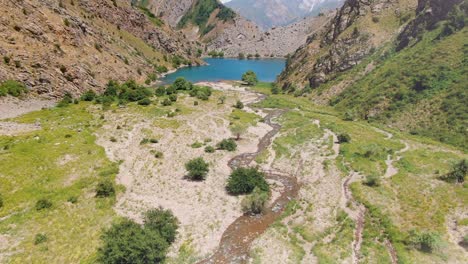 Vista-Lejana-Del-Lago-Azul-Urungach-En-La-Zona-Montañosa-Del-Parque-Nacional-Ugam-chatcal-En-Uzbekistán