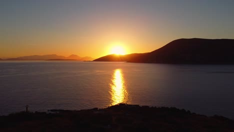 Impresionante-Amanecer-Detrás-De-Las-Islas-Griegas