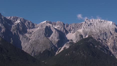 Nahaufnahme-Der-Drohnenansicht-Auf-Einem-Massiven-Berghang-In-Den-österreichischen-Alpen,-Während-Es-Nach-Unten-Zur-Landung-Abfällt