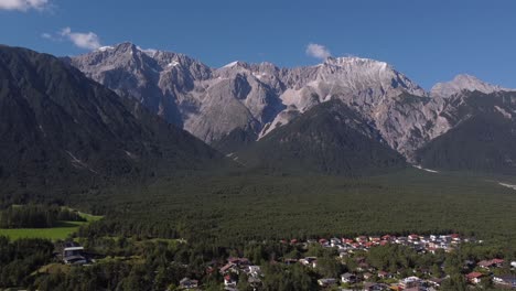 Imágenes-De-Gran-Altitud-De-Un-Dron-Frente-A-Una-Montaña-En-Los-Alpes-En-Un-Día-Soleado-En-Europa-Descendiendo