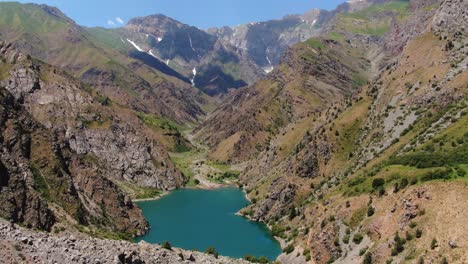 Luftaufnahme-Des-Urungach-Sees-In-Der-Zerklüfteten-Bergregion-Usbekistans