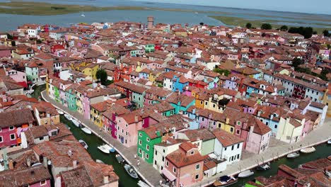 Luftaufnahmen-Der-Schönen-Insel-Burano-In-Venedig-Italien-Beim-Drehen-Und-Rückwärts-Fliegen-Mit-Blick-Auf-Häuser-Und-Kanäle
