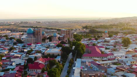 Vista-Lejana-De-La-Plaza-Pública-Ornamental-De-Registan-Con-Madrasas-Históricas-En-Samarcanda,-Uzbekistán