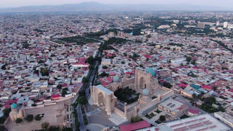 Vista-Aérea-De-La-Ciudad-De-Samarcanda-Con-La-Mezquita-Bibi-khanym-Y-El-Mausoleo-En-Uzbekistán