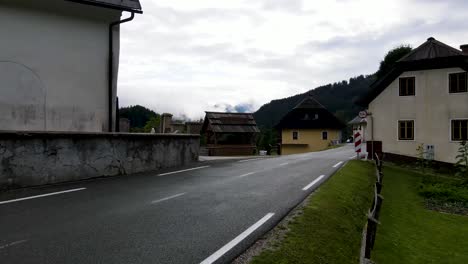 Slowenische-Kleine-Stadt-Umgeben-Von-Nebligen-Kiefernwaldbergen-Luftdrohne-13