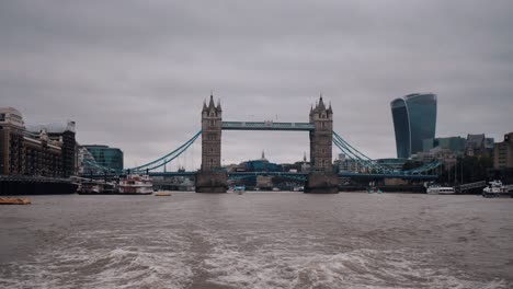 London-Bridge-Blick-Auf-Die-Stadt-London-Von-Einem-Boot-Auf-Der-Themse-Während-Des-Sonnenuntergangs