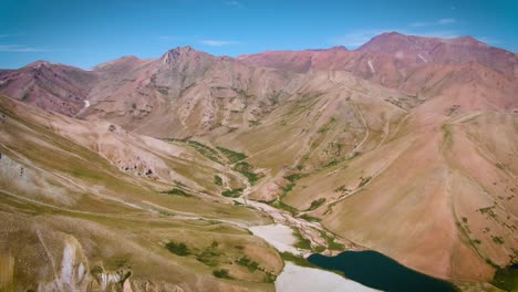 Blaue-Seen-Umgeben-Von-Hügeln-Und-Bergen-In-Arashan-Seen,-Usbekistan,-Zentralasien