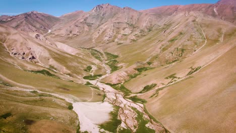 Trockene-Tallandschaft-Mit-Moos-Auf-Trockenem-Fluss-In-Der-Namangan-region-Nahe-Arashan-bergseen-In-Usbekistan