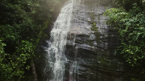 Absteigend-Vor-Wasserfall-Mit-Morgensonne