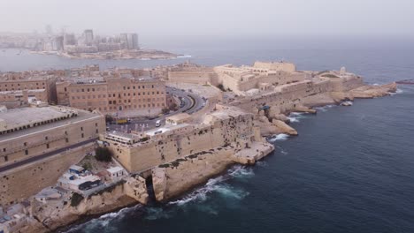Seitwärtsbewegung-Nach-Links-über-Dem-Hafen-Von-Valletta-Malta-Mit-Mächtiger-Festung-Im-Sichtfeld