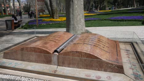 Un-Monumento-De-Un-Libro-En-Un-Parque-En-La-Ciudad-De-Estambul
