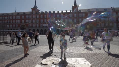 Riesiger-Seifenblasenhersteller-Mit-Touristen-Auf-Dem-Plaza-Mayor