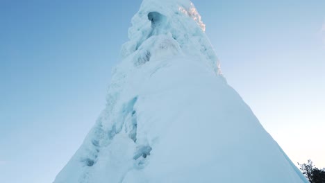 Hoher-Eisberg-In-Einer-Kleinen-Stadt-In-Nordschweden,-Aufgenommen-Von-Unten-Mit-Stativ-Bei-Sonnenaufgang