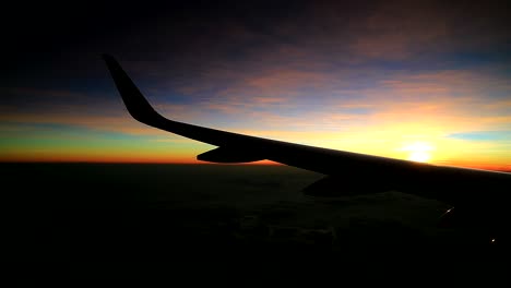 Erstaunlicher-Sonnenaufgang-Aus-Den-Fenstern-Von-Kommerziellen-Flugzeugen