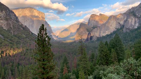 Yosemite-Tunnel-View,-Einer-Der-Spektakulärsten-Aussichtspunkte-Der-Welt