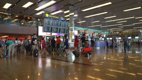 Singapur---Circa-Zeitraffer-Von-überfüllten-Menschen-Beim-Check-in-Am-Flughafen-Von-Singapur