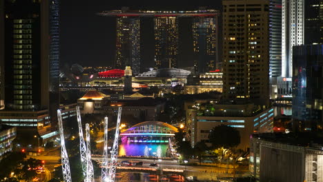 Singapur---Alrededor-De-Un-Lapso-De-Tiempo-De-Singapur-En-La-Noche-Iluminado-En-Neón-Dinámico