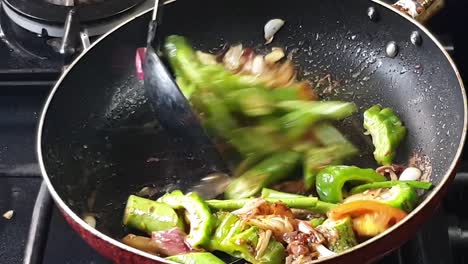 Nahaufnahme-Von-Köstlichem-Asiatischem-Gemüse,-Das-Bei-Starker-Hitze-Gekocht-Und-Auf-Dem-Teller-Serviert-Wird