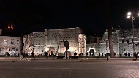 Turismo-Nocturno-En-Roma,-Italia