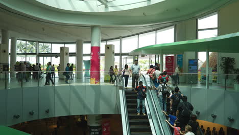 Singapur---Circa-Zeitraffer-Von-Menschen,-Die-Eine-Rolltreppe-In-Einem-Einkaufszentrum-In-Singapur,-Asien,-Benutzen