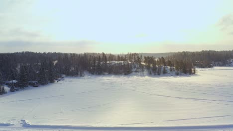 Ein-Langsam-Fliegender-Winter-Schoss-über-Einen-Der-Vielen-Seen,-Die-über-Den-Kanadischen-Felsschild-Verstreut-Sind