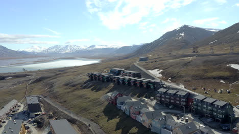 Vuelo-Fuera-De-La-Ciudad-De-Longyearbyen---Svalbard---Spitsbergen