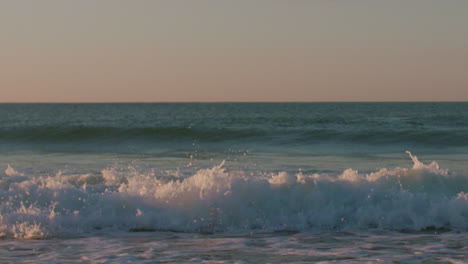 Kleine-Wellen-Brechen-Während-Eines-Ruhigen-Sonnenaufgangs-In-Luz,-Portugal