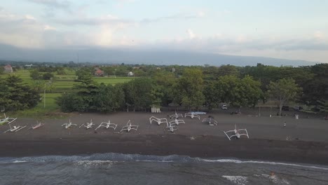 Dlog-Drohnenaufnahmen-Vom-Rückflug-Zum-Strand-Mit-Blick-Auf-Das-Boot-In-4k-Und-30-Bildern-Pro-Sekunde
