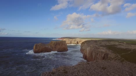 Große-Wellen-Am-Südwestlichsten-Punkt-Europas,-Cabo-De-São-Vicente-Und-Sagres-An-Der-Algarve,-Portugal
