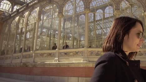 Mujer-Turista-Caminando-Fuera-Del-Palacio-De-Cristal,-Madrid