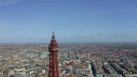 Atemberaubende-Luftaufnahme,-Aufnahmen-Des-Blackpool-Tower-Vom-Meer-Des-Preisgekrönten-Blackpool-Beach,-Einem-Sehr-Beliebten-Touristenort-Am-Meer-In-England,-Vereinigtes-Königreich,-Großbritannien