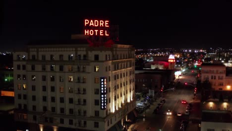 Volando-Hacia-El-Emblemático-Hotel-Padre-Por-La-Noche-En-Bakersfield,-California