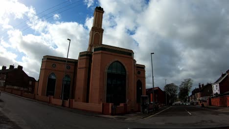 Zeitraffer,-Zeitrafferansicht-Der-Gilani-Noor-Moschee-In-Longton,-Stoke-On-Trent,-Staffordshire,-Die-Neue-Moschee,-Die-Für-Die-Wachsende-Muslimische-Gemeinschaft-Gebaut-Wird,-Um-Anzubeten-Und-Sich-Zu-Versammeln