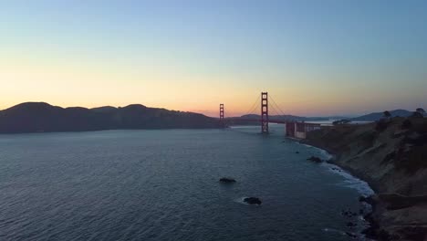 Kran-Hoch,-Um-Die-Golden-Gate-Bridge-In-San-Francisco-Zu-Enthüllen---4k