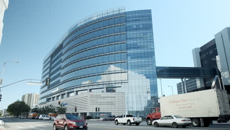 Grand-expensive-healthcare-Cedars-Sinai-Medical-Center-hospital-building,-wide-shot