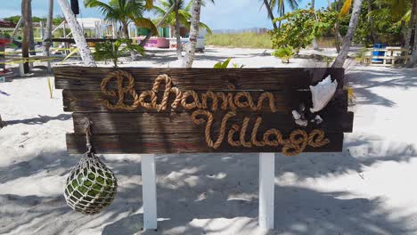 Bahamisches-Dorfschild-Auf-Der-Blauen-Laguneninsel