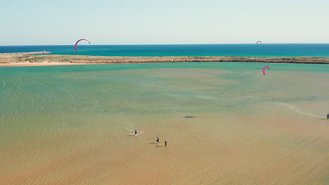 Antenne:-Aquakultur-Und-Kitesurfen-In-Der-Lagune-Von-Alvor-In-Portugal