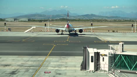 Kapstadt-Internationaler-Flughafen-Blick-Auf-Flugzeug-Und-Landebahn