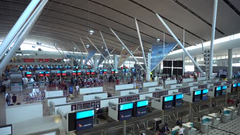 Toma-De-Establecimiento-Del-Hall-De-Entrada-Del-Aeropuerto-De-Ciudad-Del-Cabo,-Sudáfrica