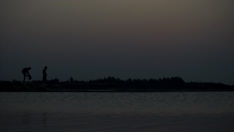 4k-Zeitraffer-Des-Sonnenuntergangs-Auf-Dem-Fluss-In-Pondicherry
