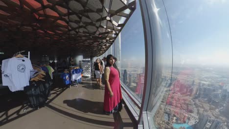 Turistas-En-La-Cima-Del-Burj-Khalifa
