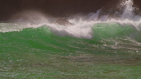 Slow-motion-of-waves-breaking-in-the-Algarve,-Portugal