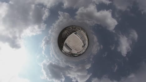 Zeitraffer-Von-Rollenden-Wolken-über-Gebäuden