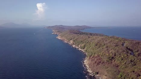 Luftbild:-Panoramaaufnahme-Einer-Wunderschönen-Tropischen-Landschaft,-Einer-Abgelegenen,-Mit-Bäumen-Bewachsenen-Insel-Mitten-Im-Ozean,-Thailand