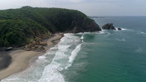 Aerial-shot-of-the-beach-and-rock-formations-in-La-Ventanilla,-Oaxaca