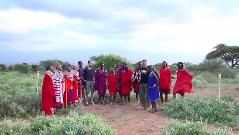 Una-Tribu-Maasai-Participa-En-Danzas-Rituales-Al-Atardecer-En-Tierras-Tribales-Cerca-Del-Parque-Nacional-De-Amboseli-A-Fines-Del-Verano-Bajo-Cielos-Nublados