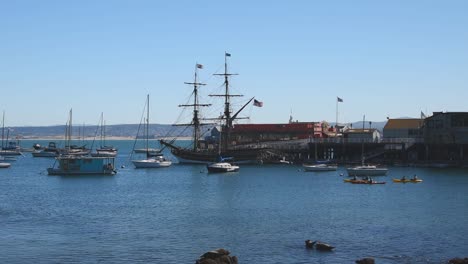 Dos-Barcos-Altos-Atracan-En-Monterey,-California,-Del-1-Al-17-De-Marzo