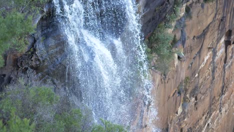 Wasser,-Das-über-Den-Rand-Des-Australischen-Wasserfalls-Fließt