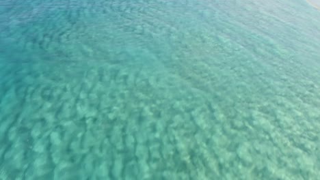 Luftaufnahmen-Von-Einem-Perfekt-Kristallklaren-Blauen-Türkisfarbenen-Wasser-In-Einem-Tropischen-Paradies